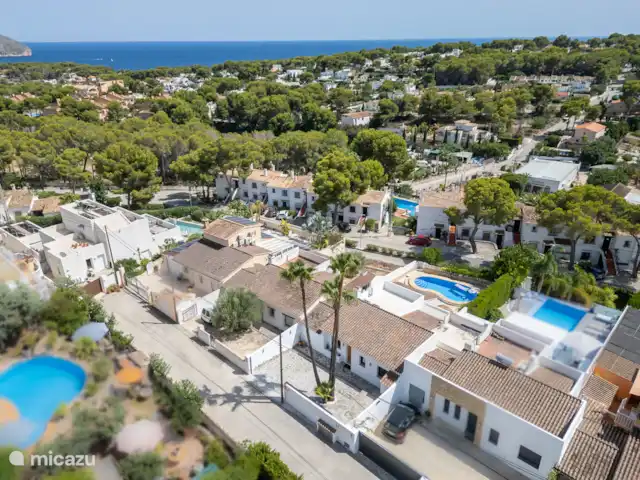Casa Bliss is gelegen dichtbij het dorp Moraira en de zee binnen een schitterende rustige en groene omgeving